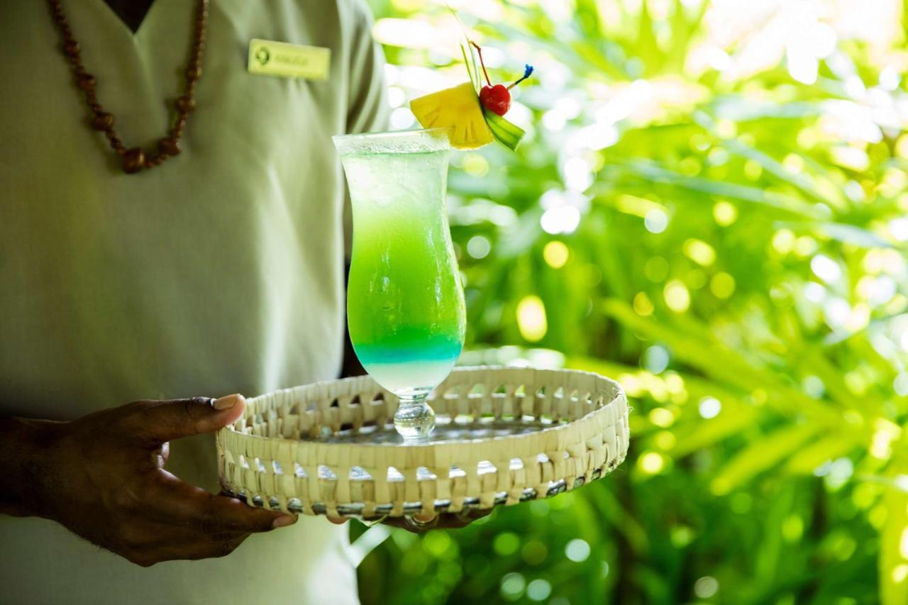 アウトリガー フィジー ビーチ リゾート コロトゴ エクステリア 写真 A server holding a tray