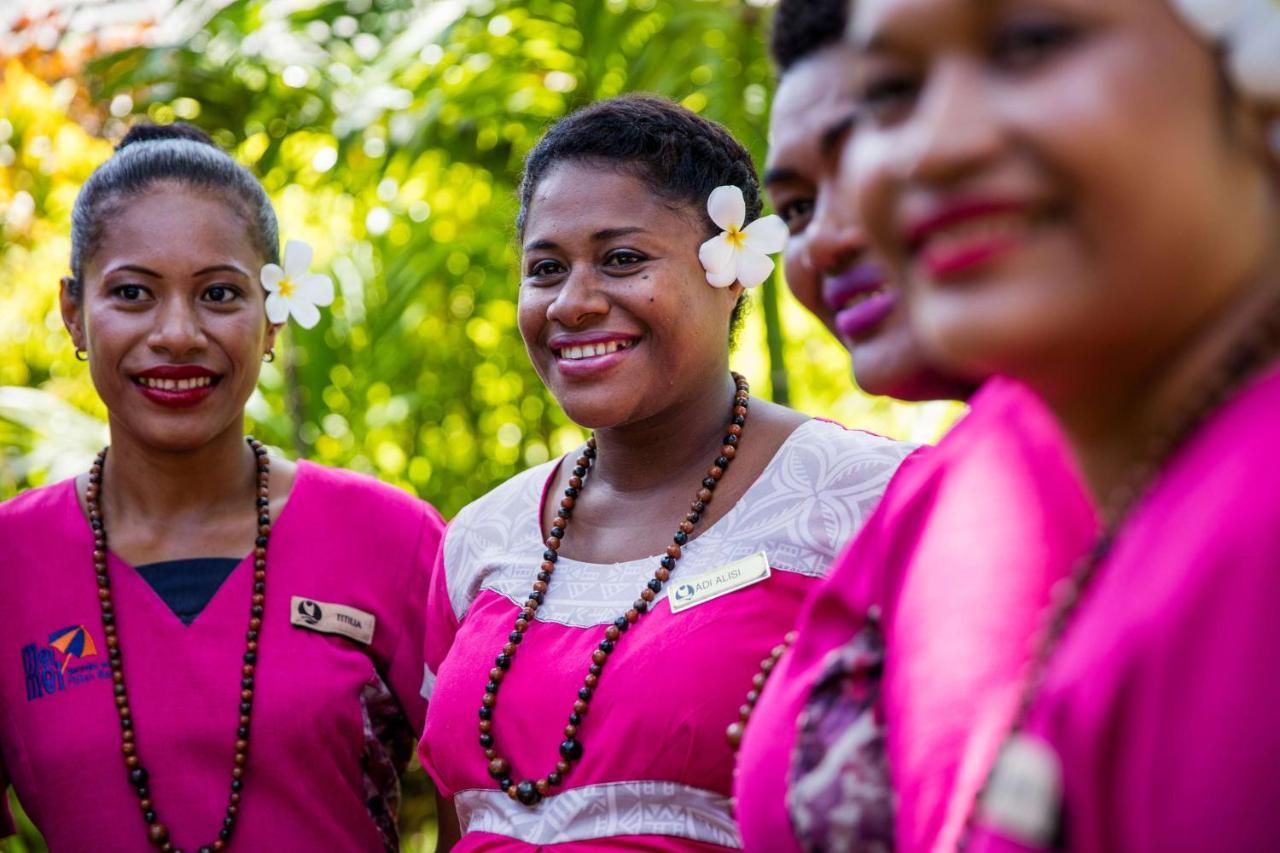 アウトリガー フィジー ビーチ リゾート コロトゴ エクステリア 写真 A group of Dominican women