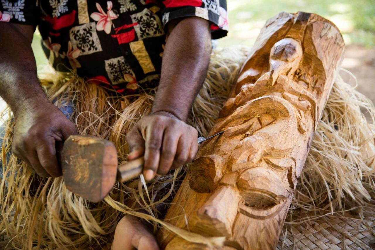 アウトリガー フィジー ビーチ リゾート コロトゴ エクステリア 写真 A man carving a mask in the Solomon Islands