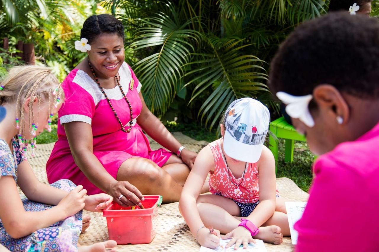 アウトリガー フィジー ビーチ リゾート コロトゴ エクステリア 写真 A woman from the Seychelles with children