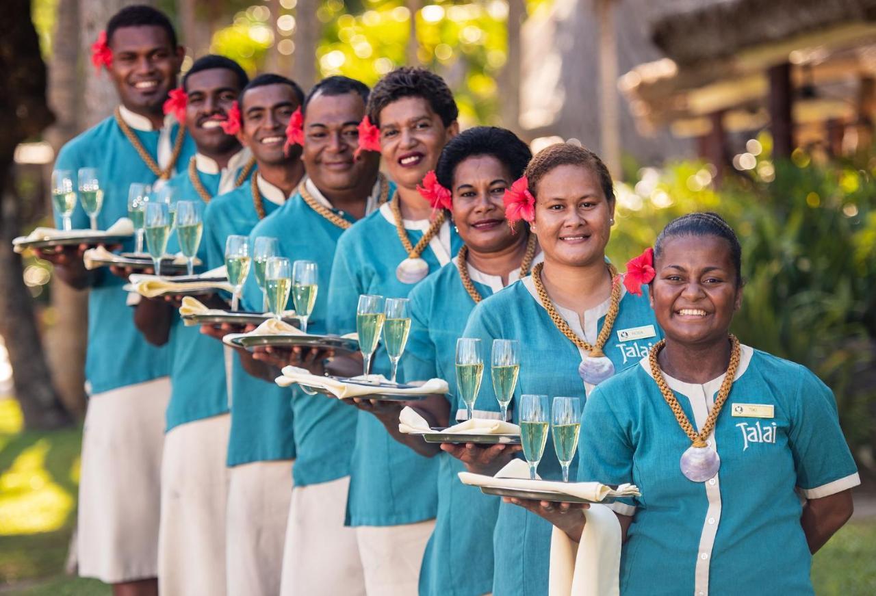アウトリガー フィジー ビーチ リゾート コロトゴ エクステリア 写真 Staff at the resort
